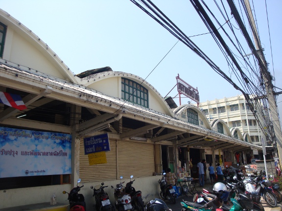 The market from Petchkasem Road.
