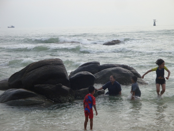 The rocks that give Hua Hin its name, mainly hidden by the tide