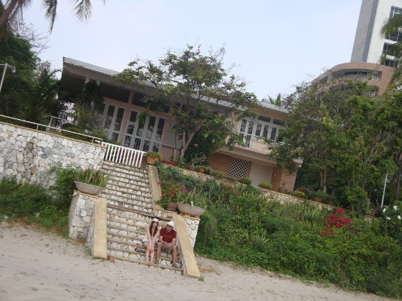 Smaller beachside residences, with free seating