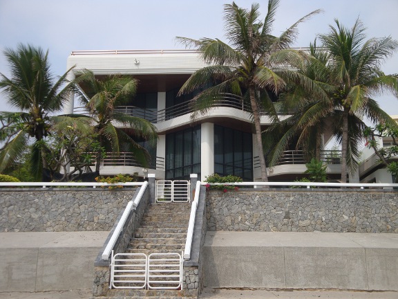 Smaller beachside residences, but no free seating here