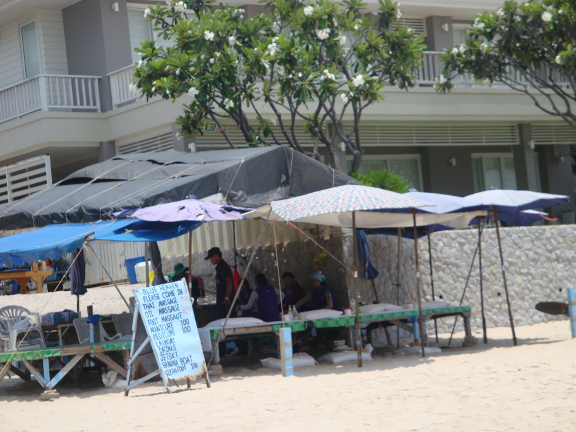 quite a few beach bars/restaurants