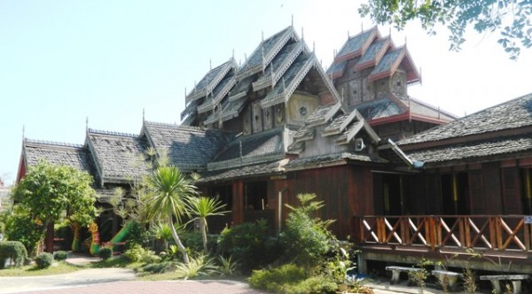 burmese temple Chiang Khong.JPG