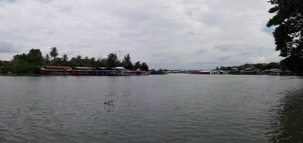 river front here was excellent, with many floating buildings