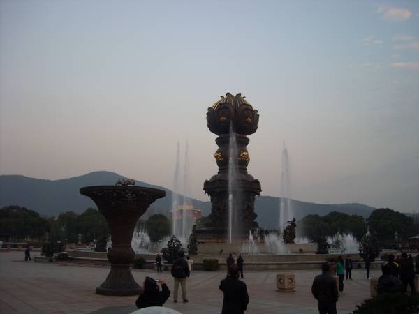 Statue with fountain 1