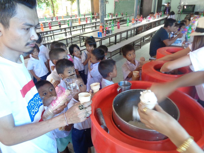 3 orderly queues were formed in front of the 3 giant ice-cream tubs