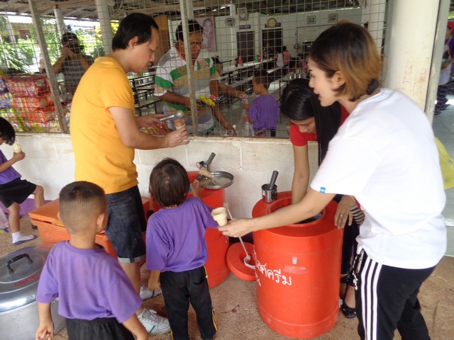 Every kiddie was given an ice cream and a bag of goodies.  Serving ice cream