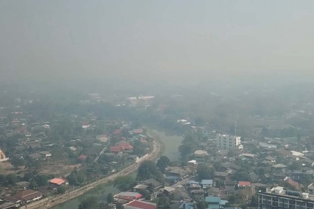 hick smog again shrouds Muang district of Lampang on Tuesday morning. (Photo by Assawin Wongnorkaew)