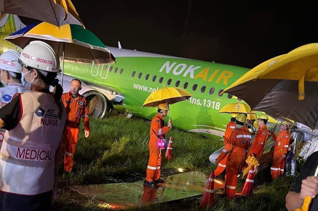 Rescuers and medics help passengers leave the crashed Nok Air plane after it slid off the runway at Mae Fah Luang international airport in Chiang Rai on Saturday. (Photo from Warangkhana Wongchai Facebook account)
