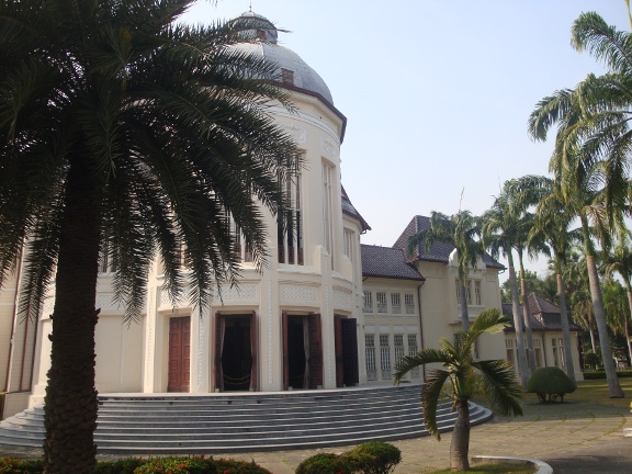 Side view of the Palace overlooking Petchaburi River