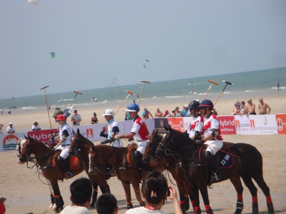 3rd/4th play-off spot between Thailand (left) and France (right)