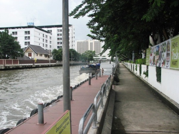 commuter boat speeds away from quay.JPG