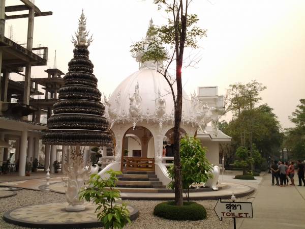 Fancy Sala at wat Rong Khun