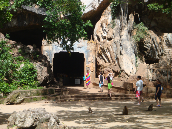 Suwankhuha Temple (monkey cave)