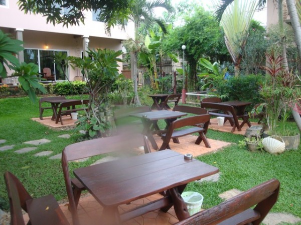 gardens were well laid out with adequate table and chairs