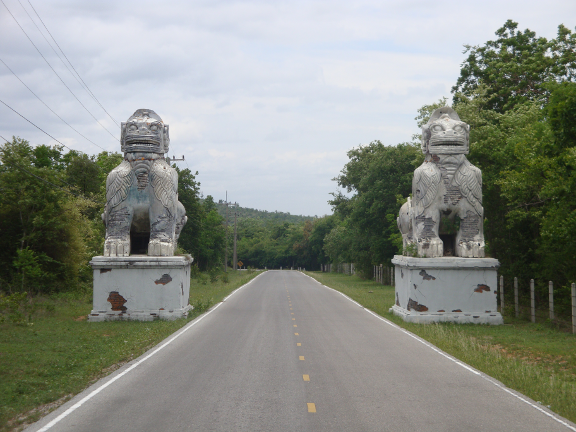 2 huge statues at the entrance.