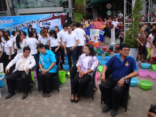 Buckets and bowls of iced water were prepared and laid out around the arena.