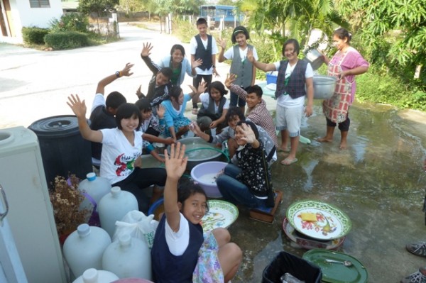 Then everyone collected their own plates and helped wash the dishes without being asked: