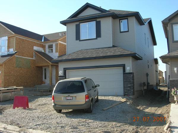 The front yard, note the gravel<br />driveway!