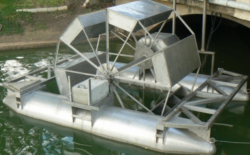 Floating surface aerator