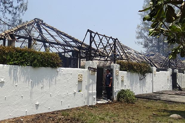 Four villas at Dhevan Dara Resort and Spa in Hua Hin district of Prachuap Khiri Khan caught fire on Sunday. (Photo by Chaiwat Satyaem)
