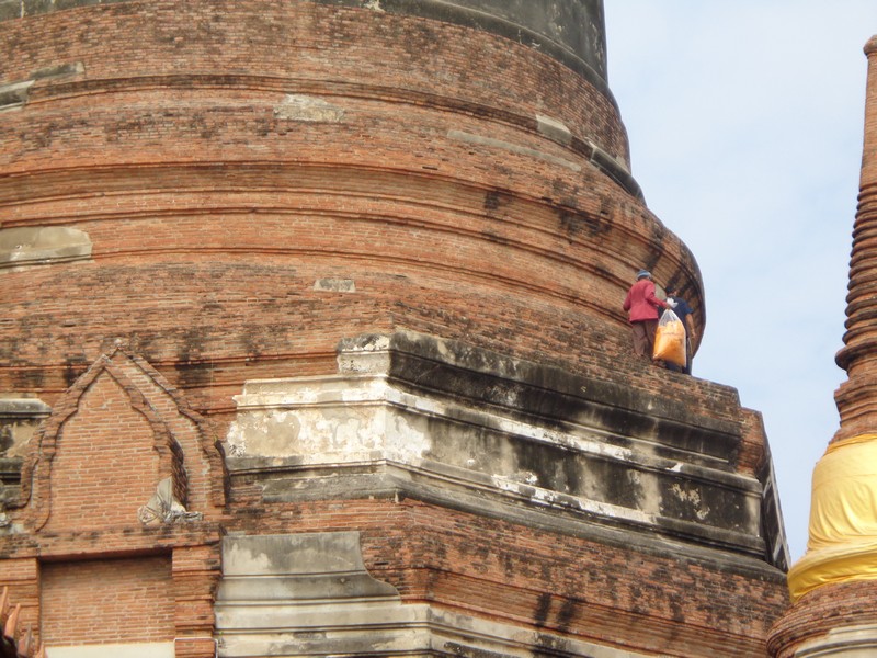 A bit special, this one.  While there, 2 workmen removed the gold ribbon from around the chedi.  Of course, no safety harnesses.
