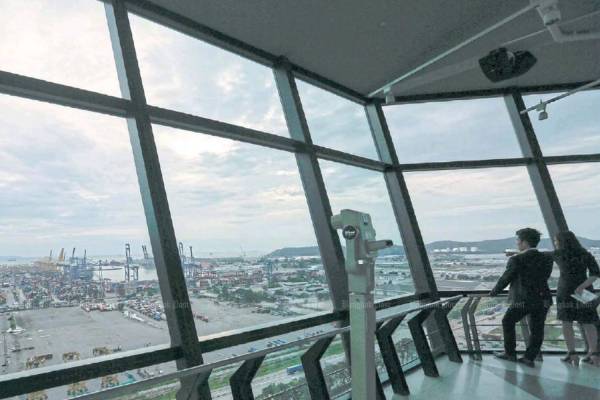 LOOKING OUT: Visitors take a look at the Laem Chabang deep-sea port in Chon Buri's Si Racha district. (Photo by Pattarapong Chatpattarasill)