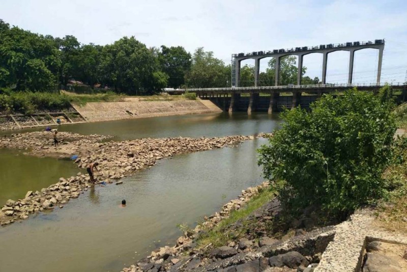 Reserved water drops to 10% of the total capacity of the Phimai dam in Phimai district of Nakhon Ratchasima province this week. (Photo by Prasit Tangprasert)