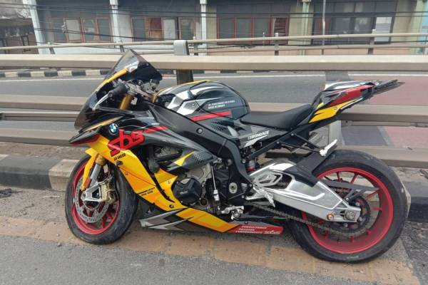 The BMW S1000 of Patnarin Phongthananikorn, 37, an executive of the Music Train label, is seen on Khlong Ton flyover on Saturday morning. (Photo courtesy of JS100)