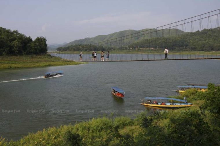 The suspension bridge at the Kaeng Krachan dam (File photo by Karnjana Karnjanatawe)