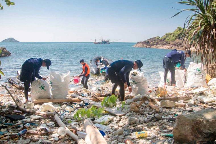 Volunteers collect plastic waste on Koh Chang in Trat province as part of last month's Trash Hero initiative. (Bangkok Post file photo)