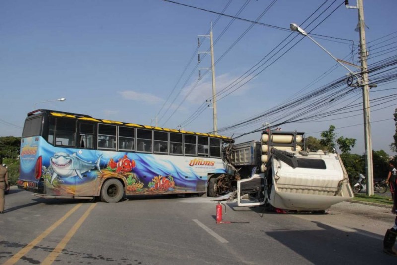 The bus and the semi-trailer truck rest on Sukhumvit Road in Muang district of Samut Prakan after the fatal collision on Tuesday morning. (Photo by Sutthiwit Chayutworakan)