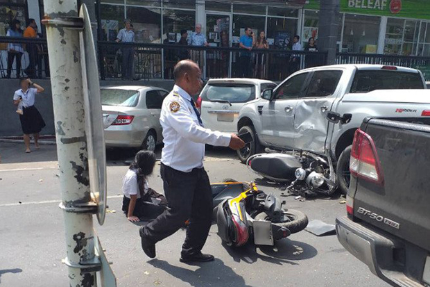A security guard rushes to help Kasetsart University students injured when their motorcycles were hit by a speeding pickup truck on campus on Thursday. (Photo from khokkhram28 via @fm91trafficpro Twitter account)