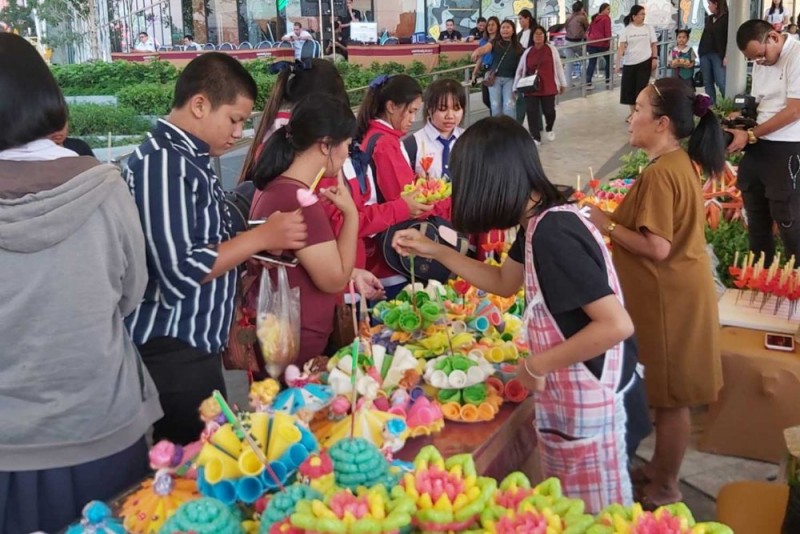Krathong floats made by 15-year-old &quot;Orn&quot; quickly sell out at her stall in front of Central Plaza shopping centre in Nakhon Ratchasima on Monday. Victimised earlier by copyright agents and fined 5,000 baht, she took in more than 16,000 baht in sales. (Photo by Prasit Tangprasert)