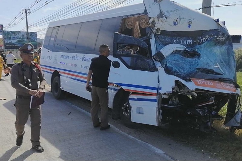 In investigator inspects the damage to a Bangkok-bound minibus after it struck an oil tanker in Sri Racha on Saturday morning, injuring 18 passengers and the driver. (Photo by Jersak Saengthongcharoen)