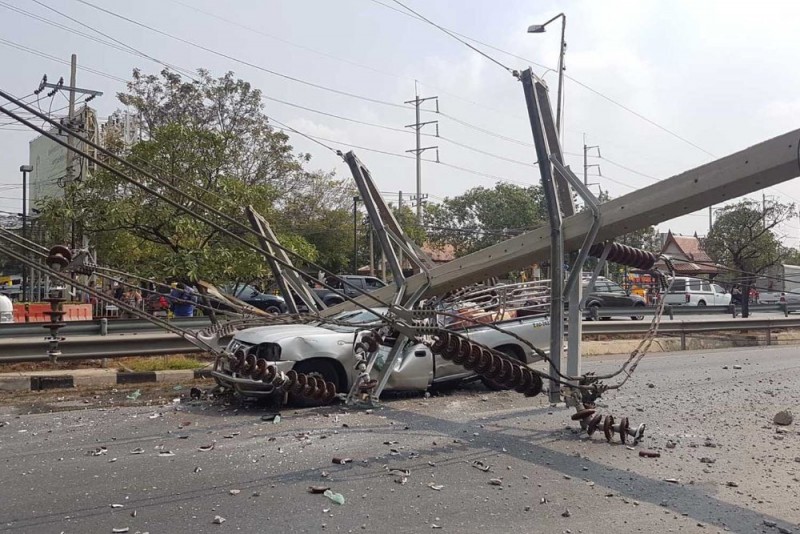 Seven people were injured when a pickup truck crashed into an electrcity pole on Sukhumvit Sai Kao Road in tambon Bang Poo of Muang district, Samut Prakan on Friday. A total of 12 poles were pulled down, damaging eight vehicles, with damage estimated at not less than 20 million baht. (Photo by Sutthiwit Chayutworakan)