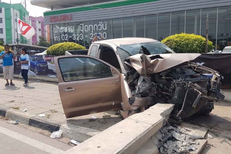 The pickup truck after it crashed into a power pole, toppling it and about 10 others, on Sukhumvit Road in Muang district of Samut Prakan on Friday. (Photo by Sutthiwit Chayutworakan)