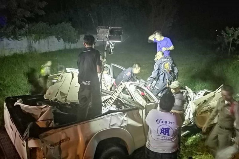 Four people in this white Vigo pickup truck, a couple and their two young sons, were killed when the another pickup veered over the centre-line and hit them head-on in Buri Ram's Muang district early Thursday night. The other driver was also killed. (Photo taken from Sawang Janyatham Buri Ram rescue team Facebook page)