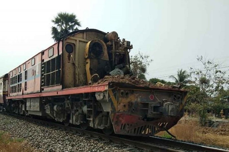 The front of this locomotive pulling a Bangkok-Denchai train was torn off when it hit a trailer truck on a railway crossing in Nakhon Sawan on Monday. The train driver suffered a head wound and the engineer minor injuries. The truck driver escaped serious hurt. (Photo: Chalit Poomruang)