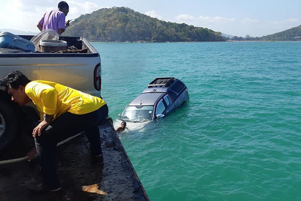 Crew members try unsuccessfully to salvage the floating pickup truck after it slid off the ferry boat Koh Yao Centre and into the Andaman Sea on Wednesday. The vehicle defied their efforts and sank. (Photo by Achadtaya Chuenniran)