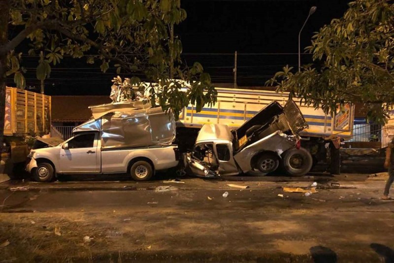 Eight vehicles were involved in this fatal pile-up at an intersection on the city bypass in Muang district, Prachin Buri, on Wednesday evening. (Photo by Manit Sanubboon)