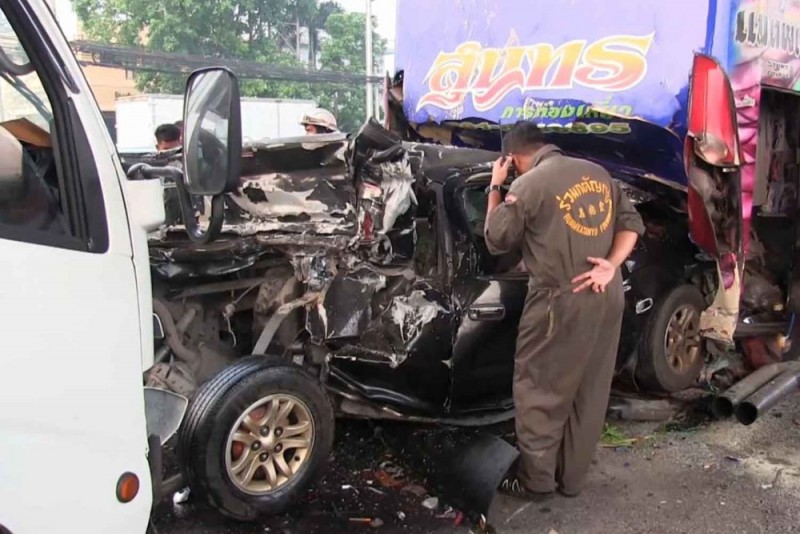 A Ruam Katanyu Foundation rescuer looks into the wreckage of the pickup truck crushed in a pile-up on Thepparat road in Samut Prakan on Monday morning. The driver was killed. (Photo by Sutthiwit Chayutworakan)