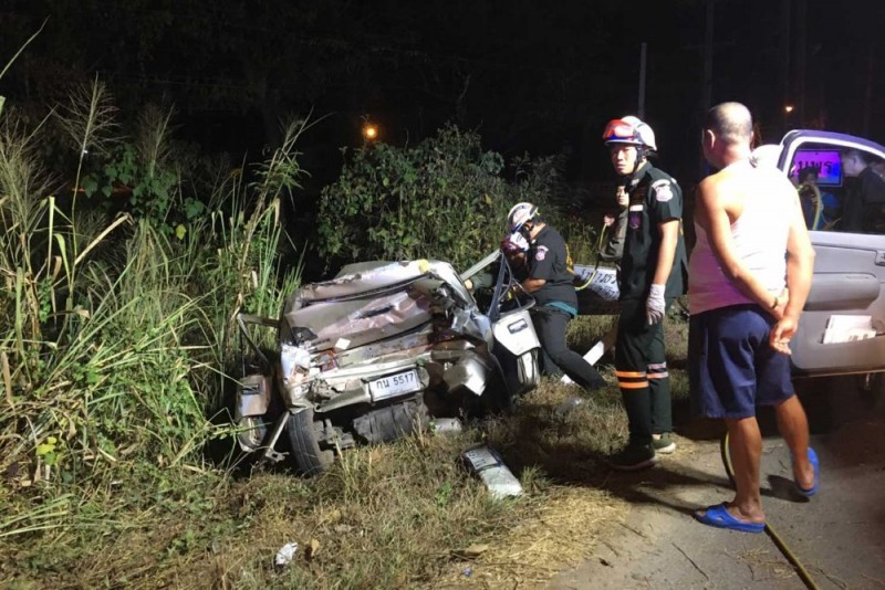 Rescuers force open a Mitsubishi car rear-ended by a pickup on Lampang-Phayao road in Muang district of Lampang on Tuesday night. (Photo by Assawin Wongnokaew)