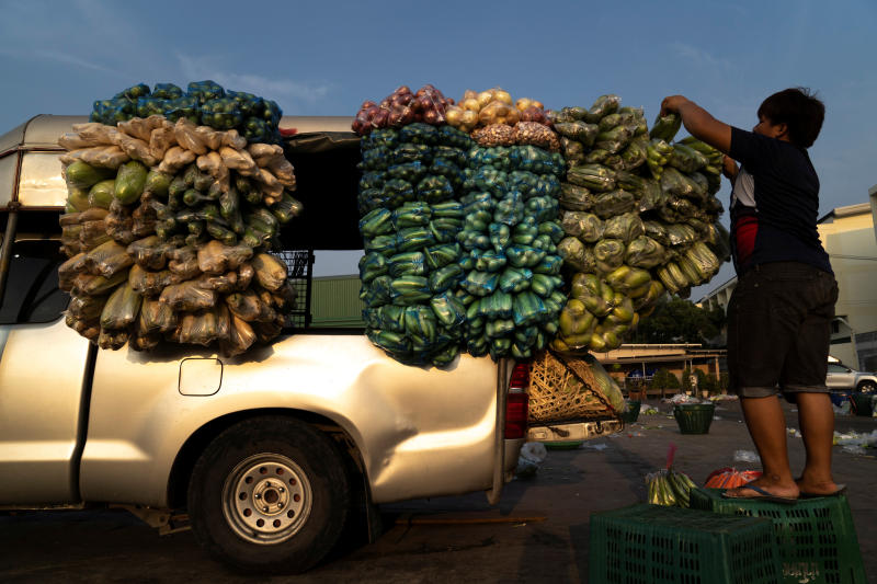 A worker loads fresh produce onto a mobile grocery truck at the Si Mum Muang Market, during the coronavirus disease (Covid-19) outbreak, in Bangkok, April 10, 2020. (Reuters photo)