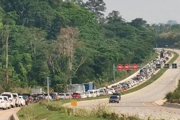 Vehicles stay bumper to bumper on a section of Road 304 bound for central Nakhon Ratchasima in Wang Nam Khiew district. (Photo from @Hook31_Thailand Twitter account)