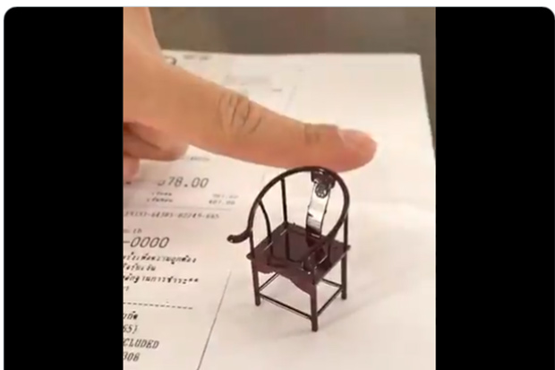 The buyer shows the tiny chair she bought through the Lazada online shopping platform - thinking she would be able to sit on it. (Photo captured from @siravariety Twitter account)