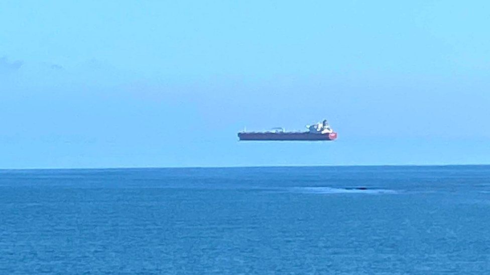 _117387798_apex_hovering_ship_illusion_03.jpg