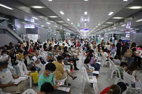People queue for Covid-19 vaccination at Bang Sue Grand Station in Bangkok on Monday. (Photo: Varuth Hirunyatheb)