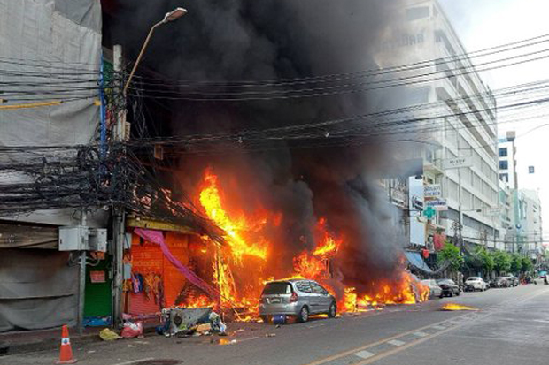 A fire consumes shophouses in the Sampheng community near Yaowarat, Bangkok's Chinatown, on Sunday. (Photo: @EasternFire2016 via @fm91trafficpro Twitter accounts)