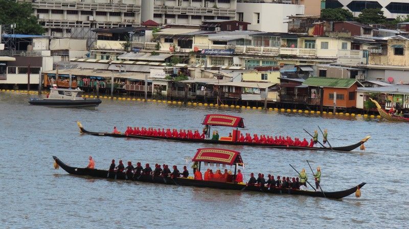 The upper barge is either Thong Khuran Fa or Thong Ba Bin.  These barges were in the procession of King Narai the Great (reigned 1656 - 1688)