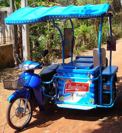 Honda_scooter_with_sidecar,_Thailand.JPG
